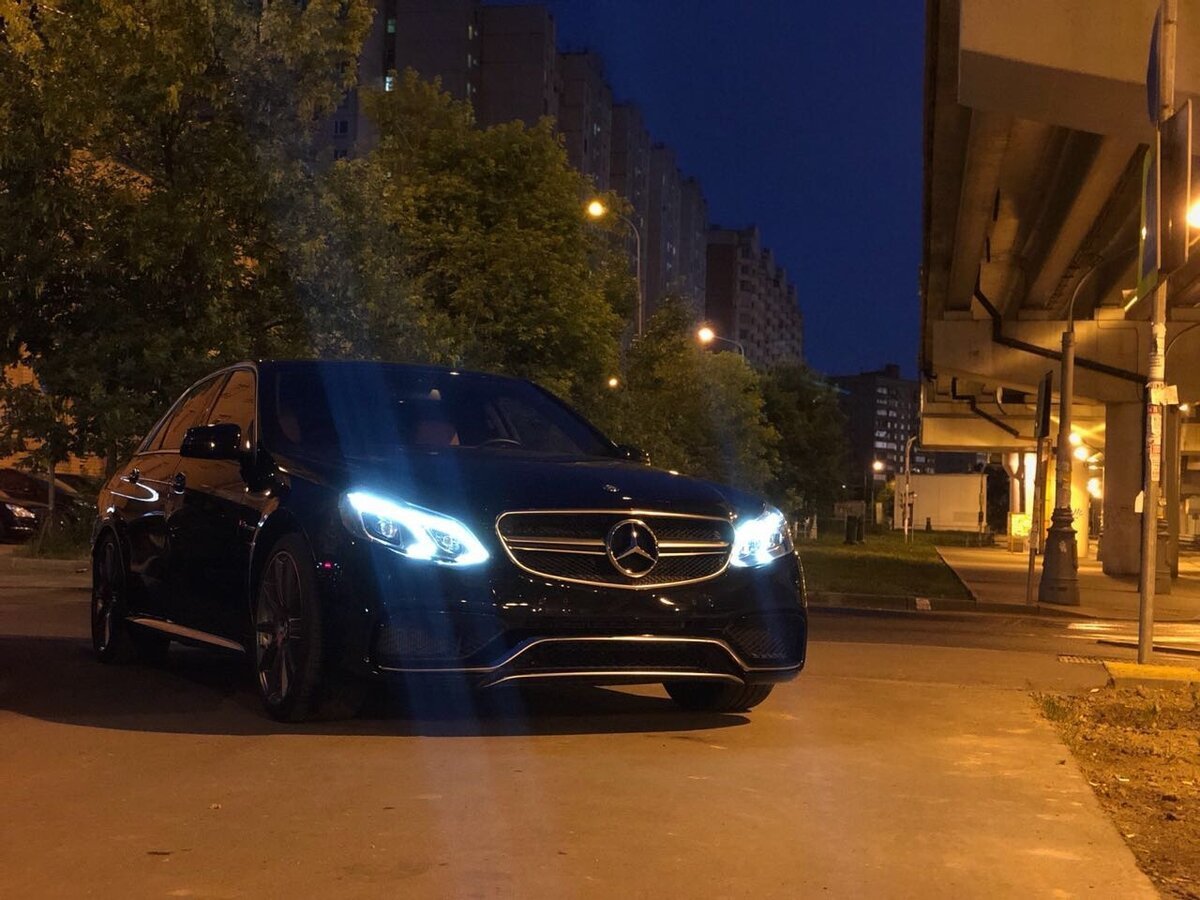 212 Черный Мерседес ночью