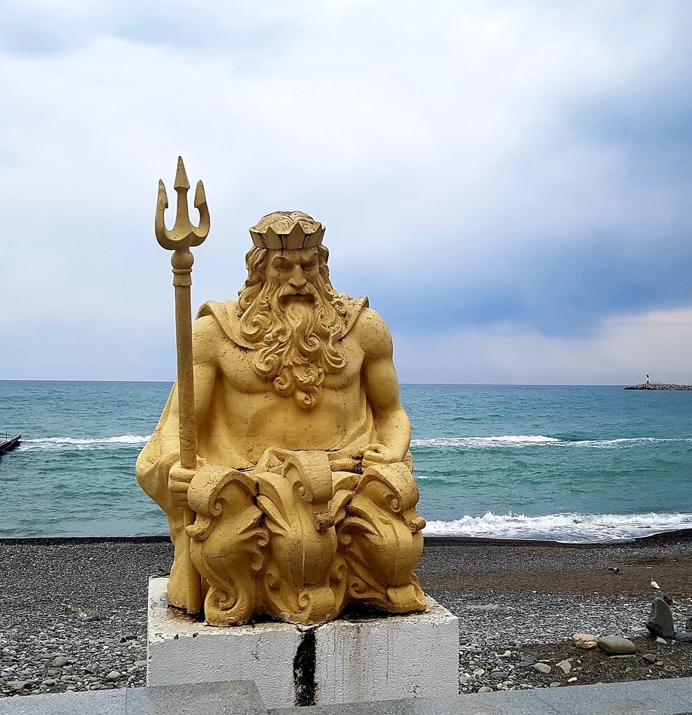 Пляж посейдон. Памятник Нептуну в Сочи. Статуя Посейдона в Сочи. Посейдон Сочи памятник. Статуя Нептуна в Сочи.