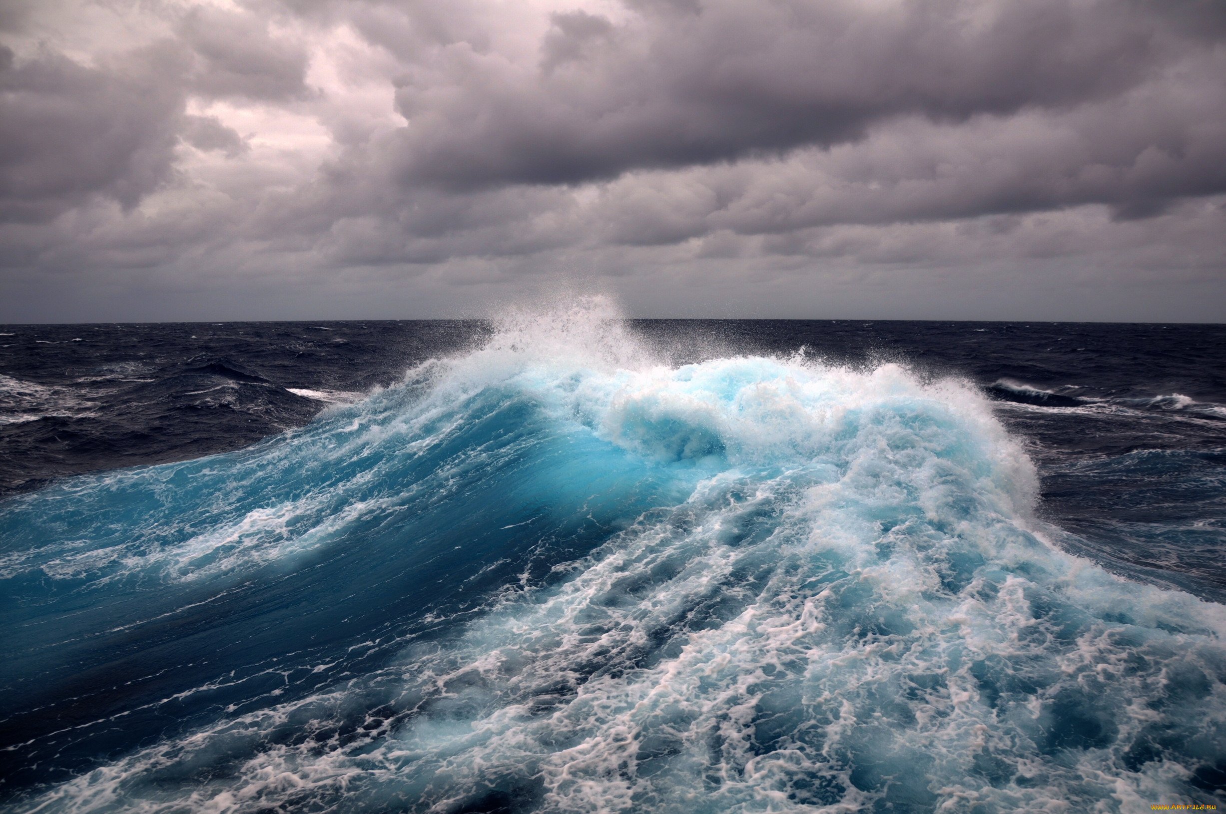 В океане есть волны. Бискайский залив волны убийцы. Атлантический океан шторм. Море, волны. Море шторм.