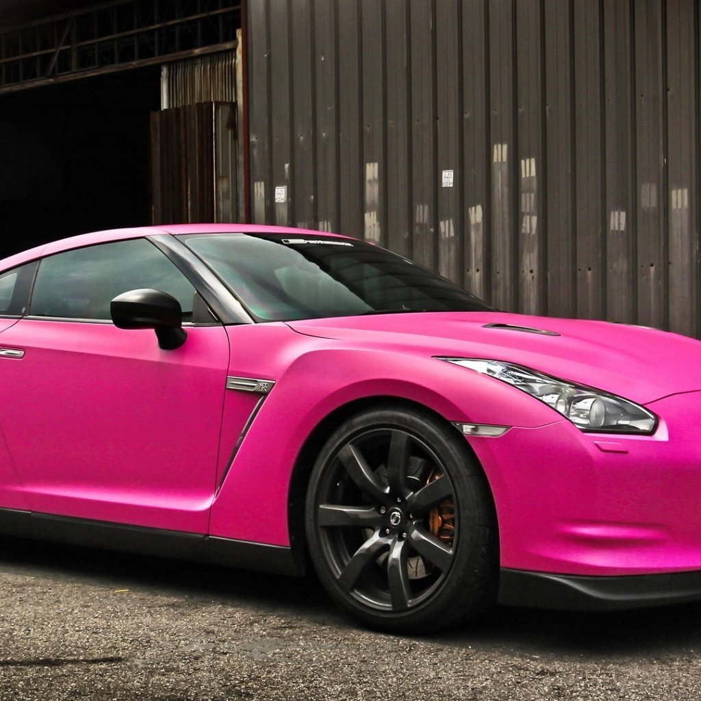 Nissan GTR розовый