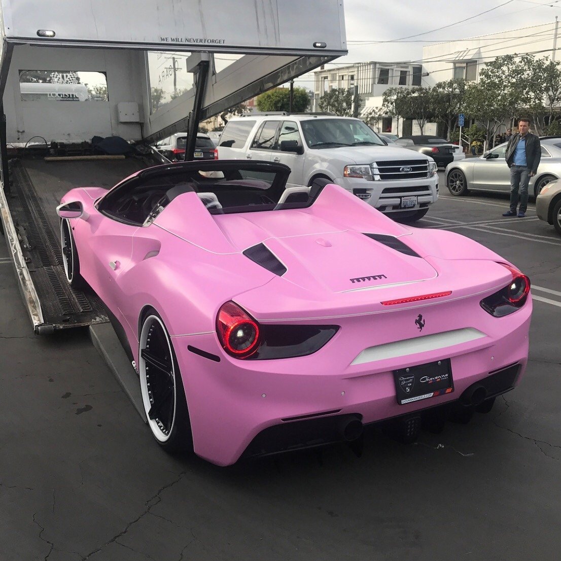 Розовая спортивная машина