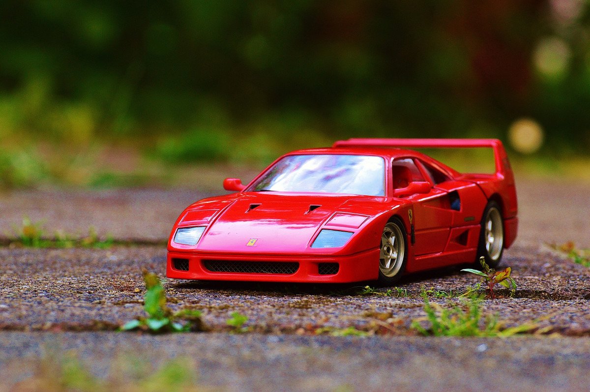Красная машина игрушечная