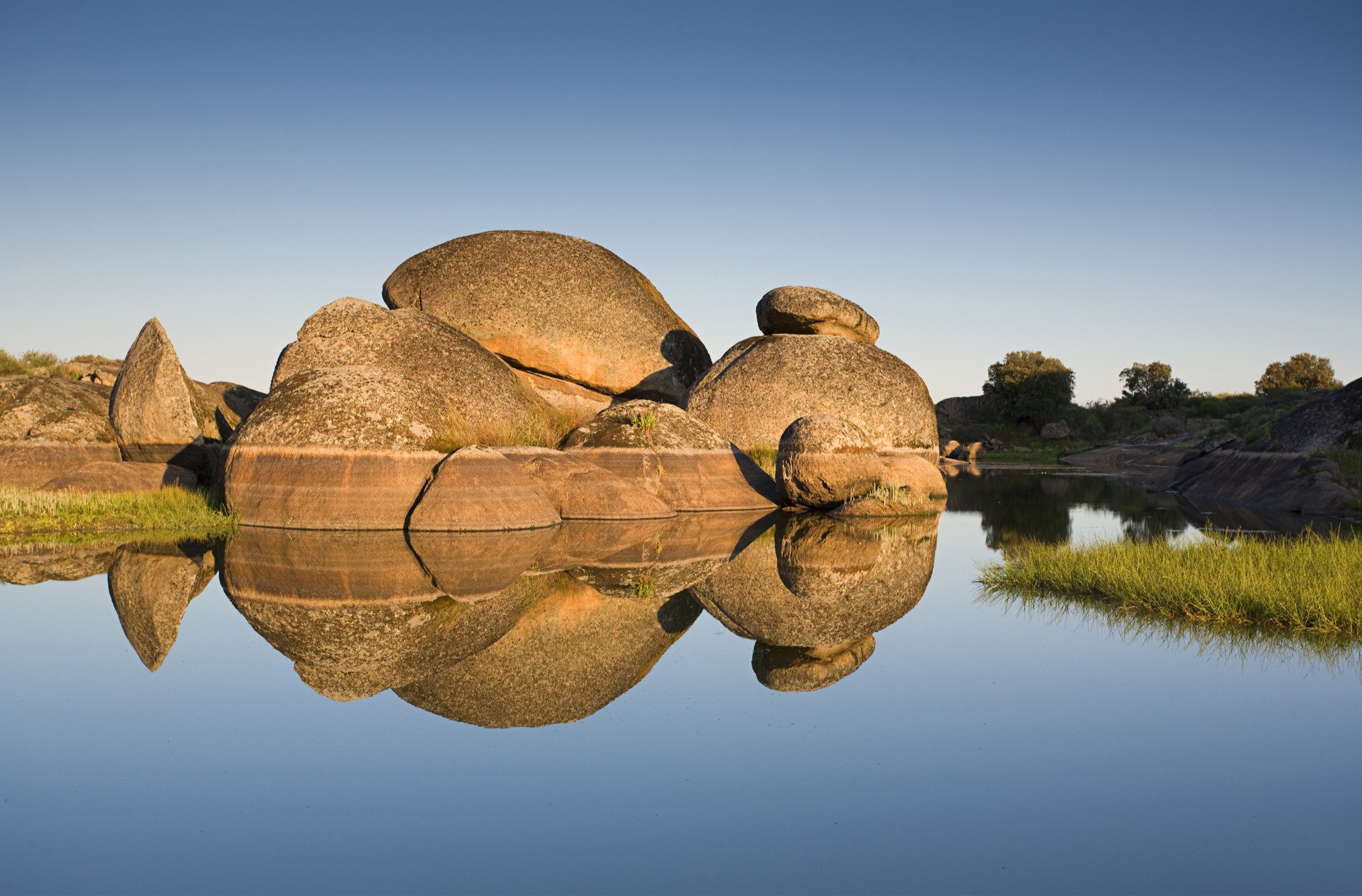 Большой камень озера. Огромный камень. Камень валун. Необычные камни в природе. Каменный пейзаж.