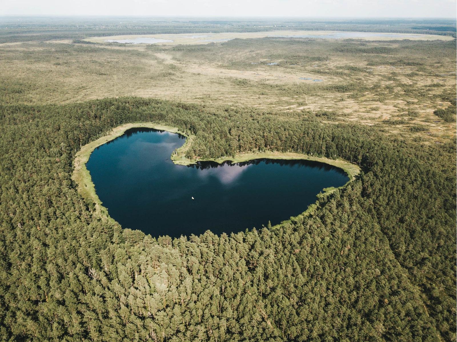 Озера правильной формы. Вильянди (озеро). Метеоритный кратер Каали. Озеро Васкна Эстония. Озеро Жувинтас.