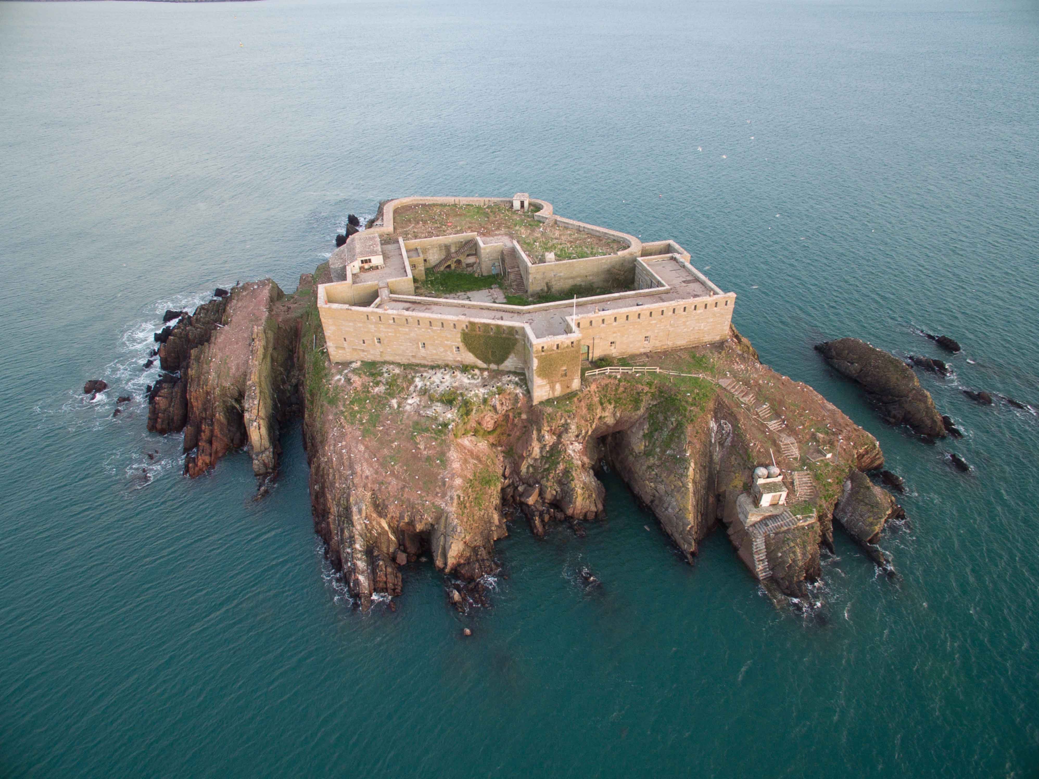 Крепость находящаяся на острове