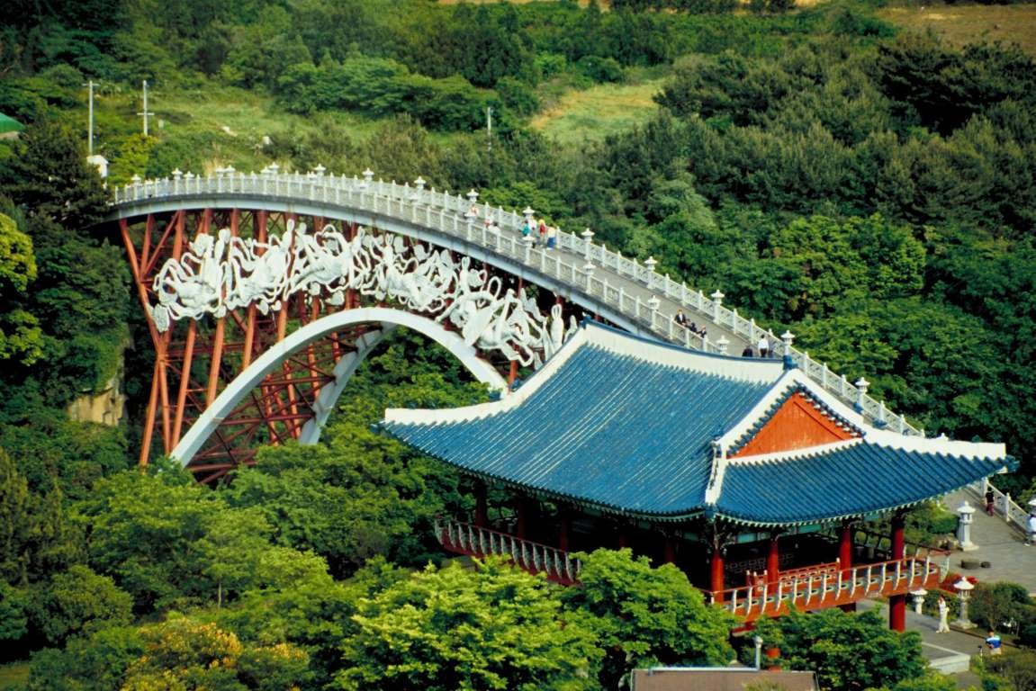 Пешеходный мост в Южной Корее