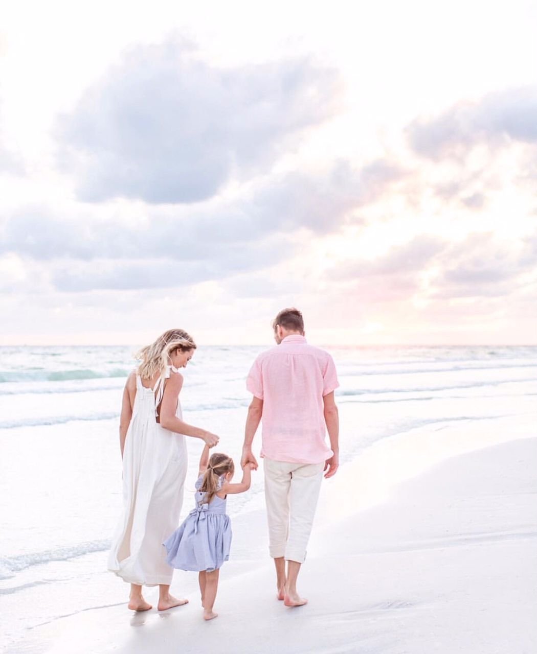 Дочка папа на пляже. Семья на море. Семейная фотосессия на море. Счастливая семья на море. Семья на фоне моря.