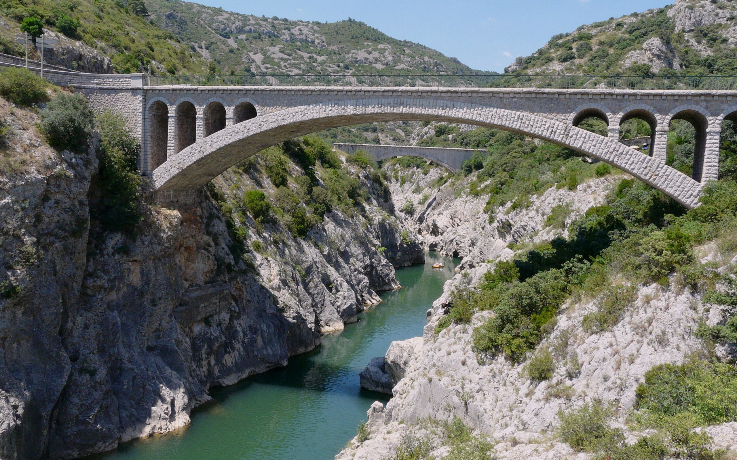 Италия каменный мост. Мост Солкан Словения. Кавказ каменный мост, река Горная. Калифорния акведук. Кавказ каменный мост через каньон.