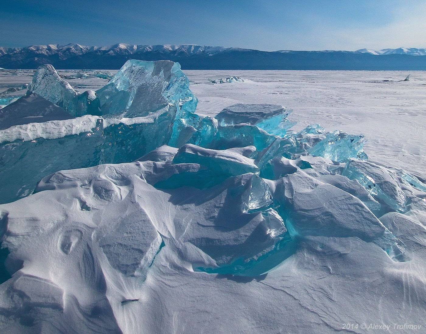 Озера озеро лед ледяной. Бирюзовый лёд озера Байкал. Бирюзовый лед Байкала. Озеро Байкал ледяные сопки. Айс Лейкс.