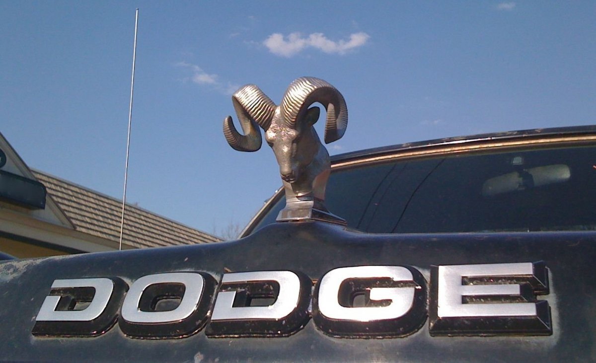 Dodge Ram с бараном на капоте