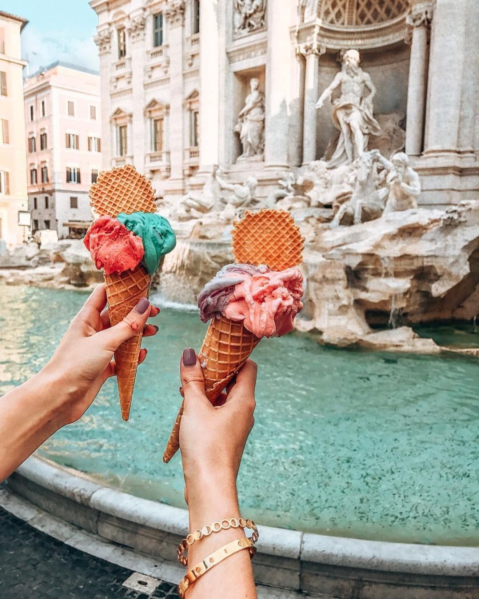 Фонтан Треви в Риме мороженое