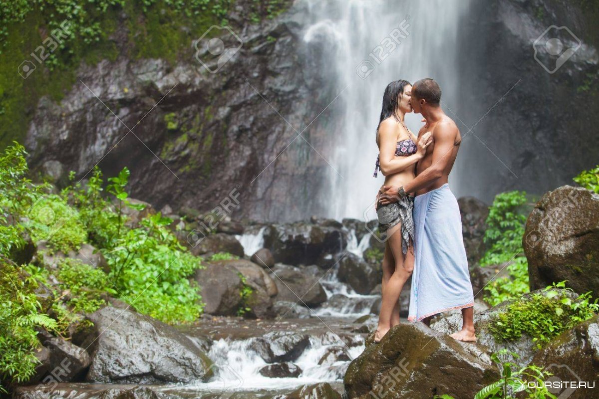Мужчина и женщина у водопада