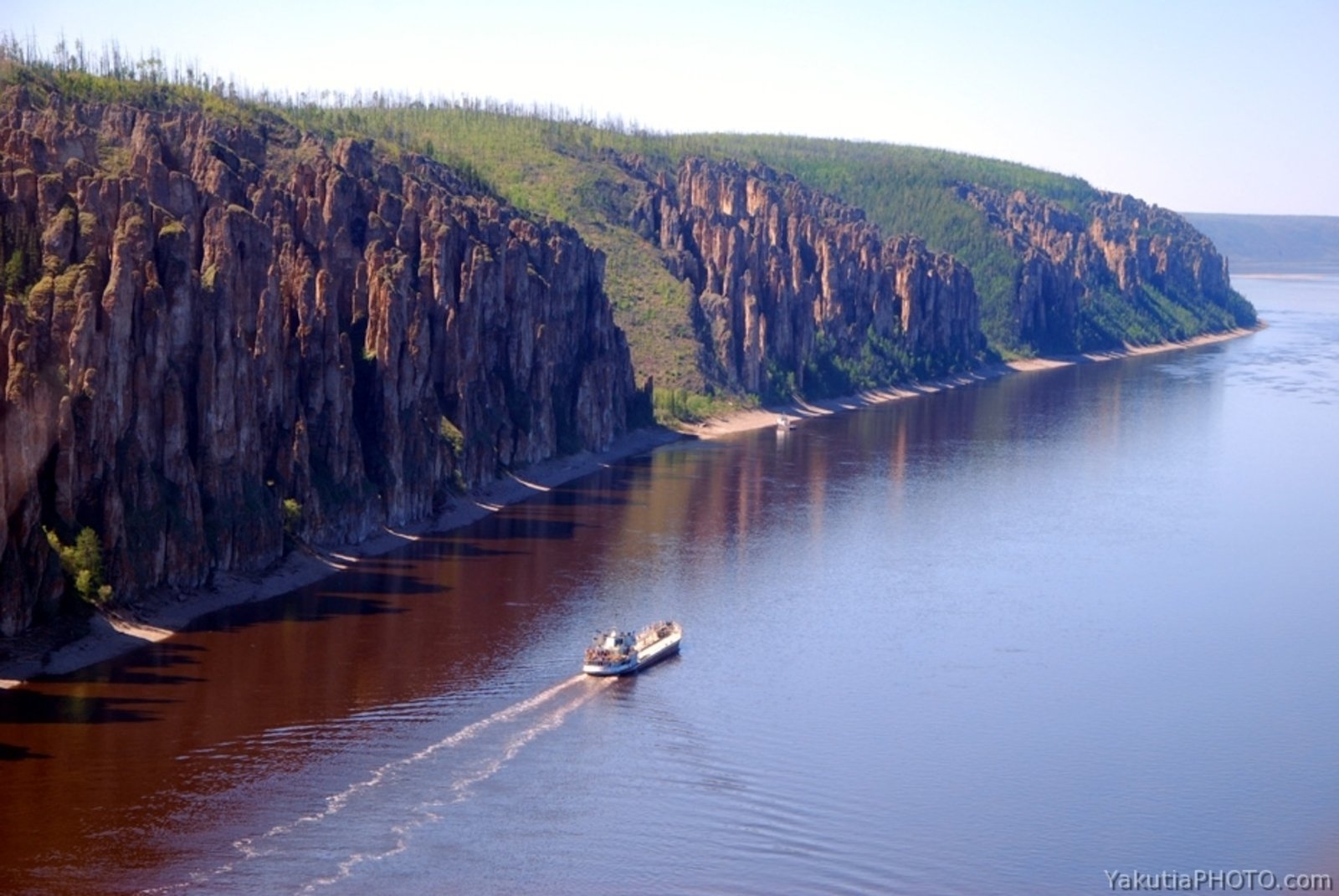 Люди реки лена. Река Лена. Река Лена в Якутии. Река Лена Ленские столбы. Сибирь река Лена.