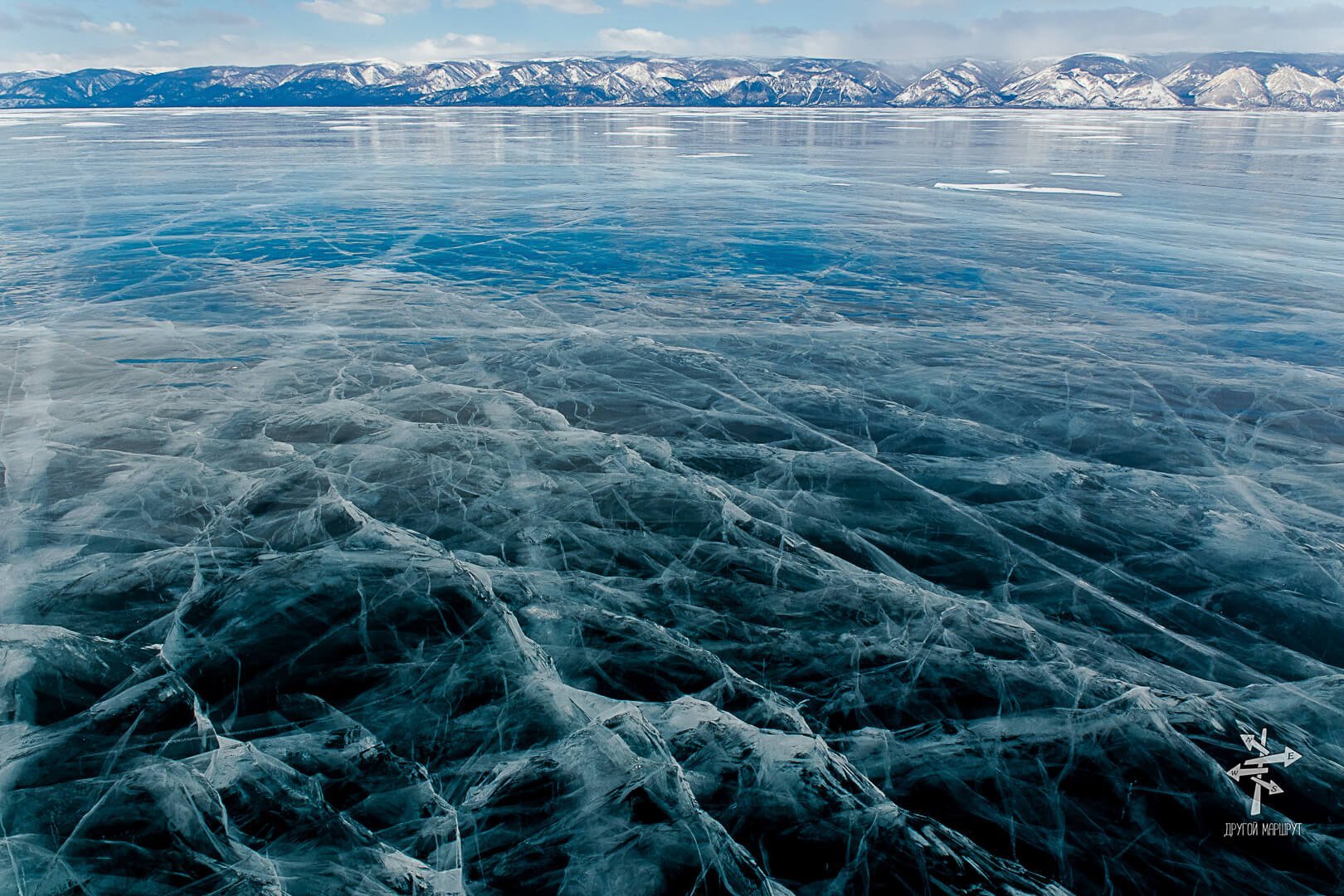 Мелкий лед на воде. Зимний Байкал. Озеро Байкал лед. Замерзшее озеро Байкал. Ледяное озеро Байкал.