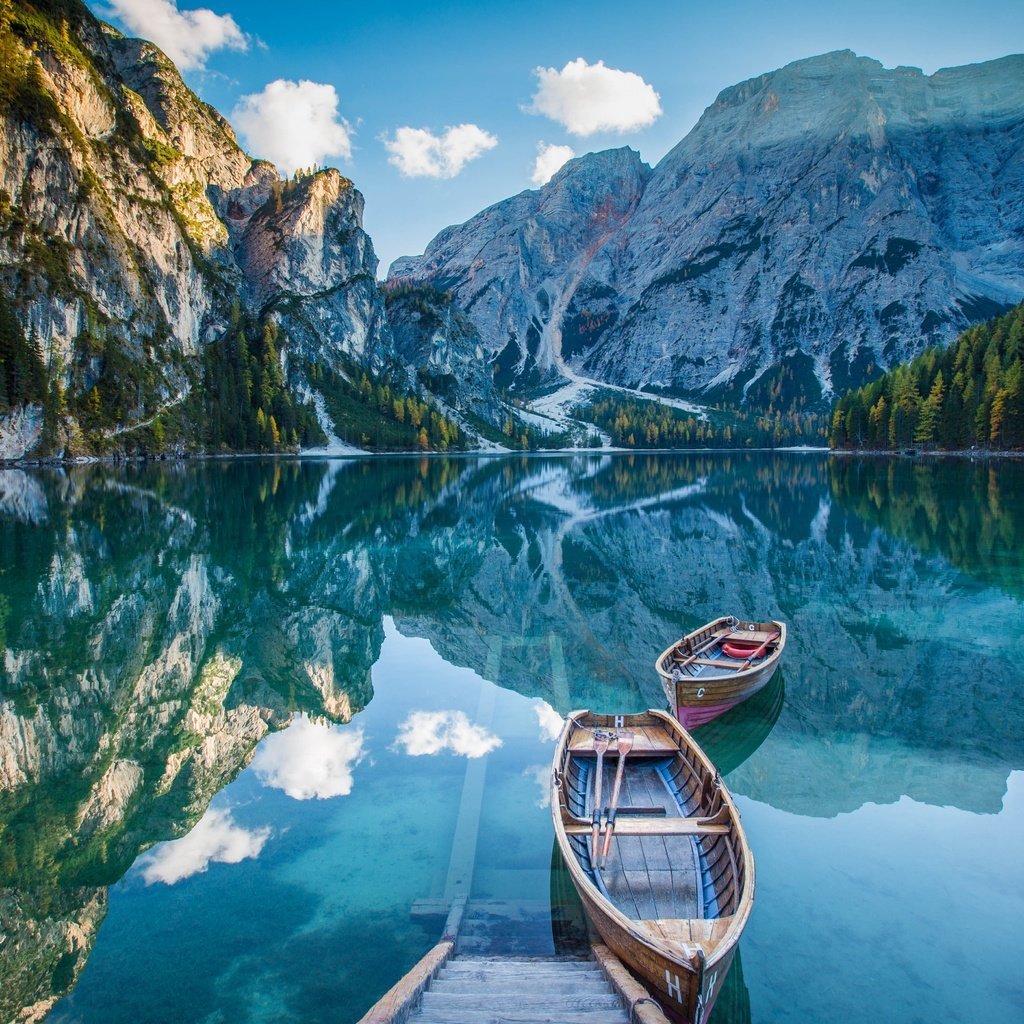 Озеро горы лодка