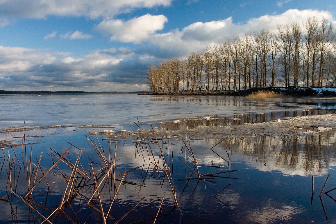 Озера разлив реки. Озеро в весеннем разливе русское половодье Репин. Озеро весной.