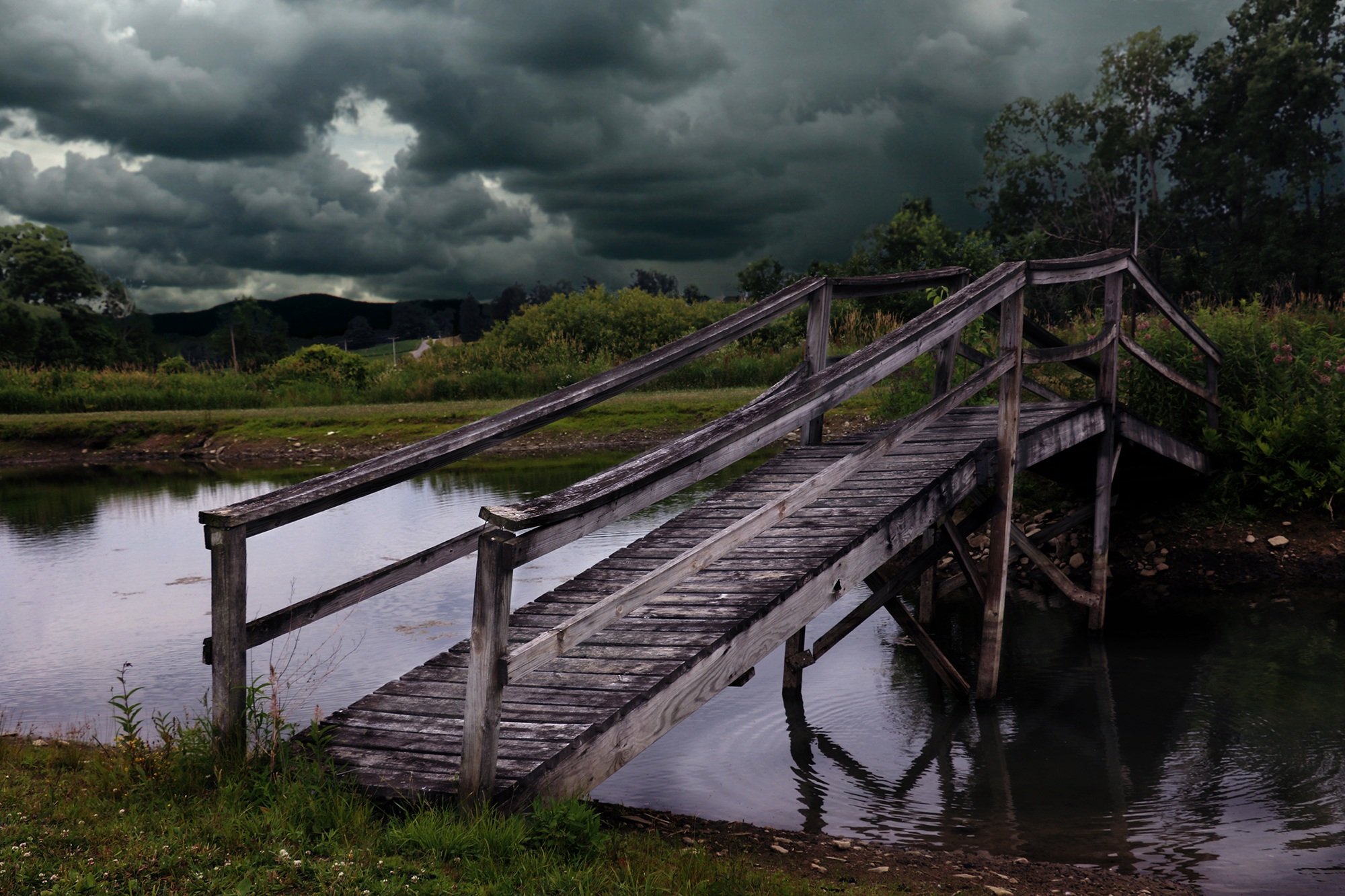 Трудно речка. Деревянный мост. Старый деревянный мостик. Деревянный мост через реку. Деревянный мостик через речку.