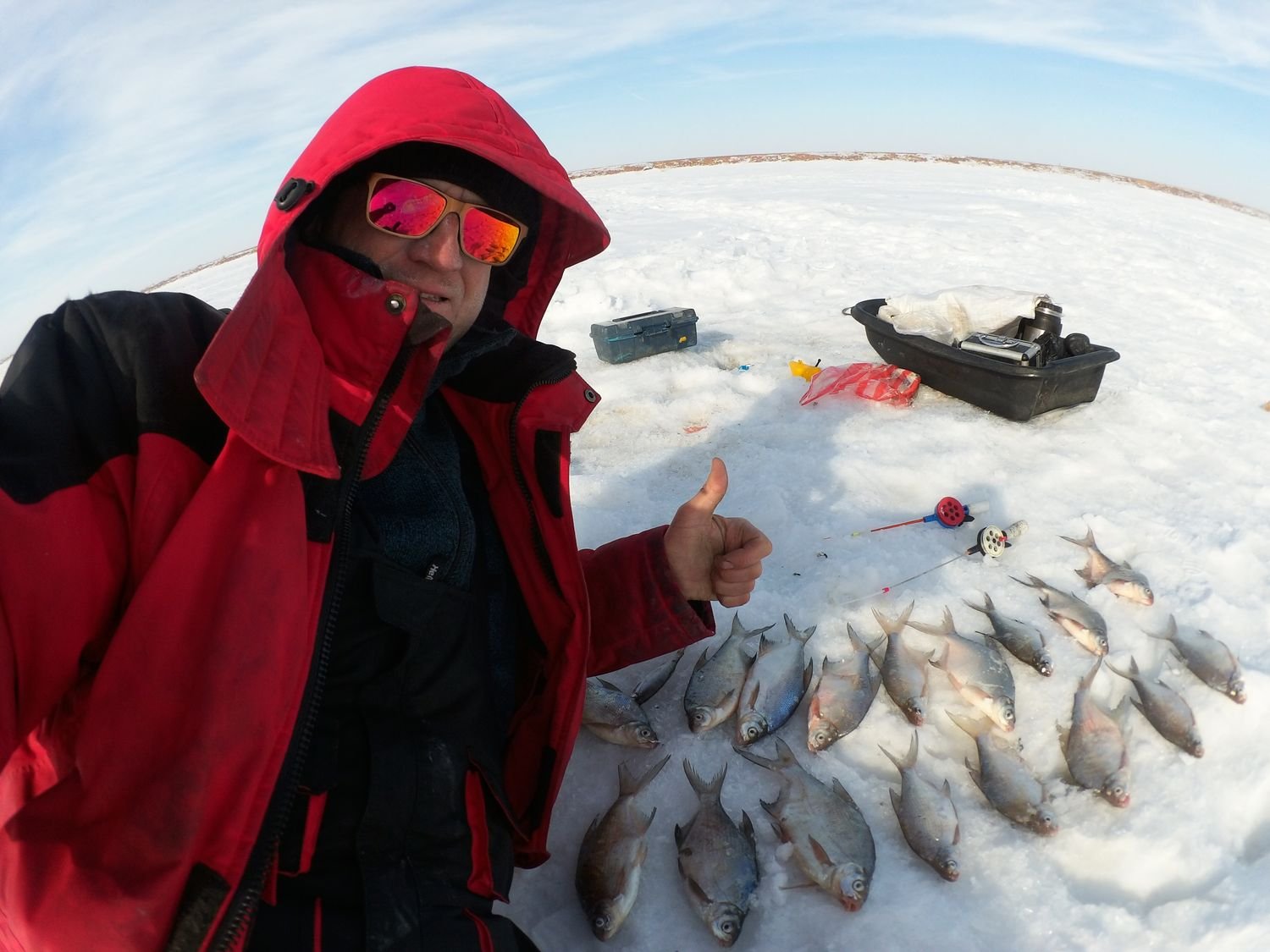 Склюихинское водохранилище Алтайский край. Зимняя рыбалка. Рыбалка на льду. Рыбак зимой. Группа клев