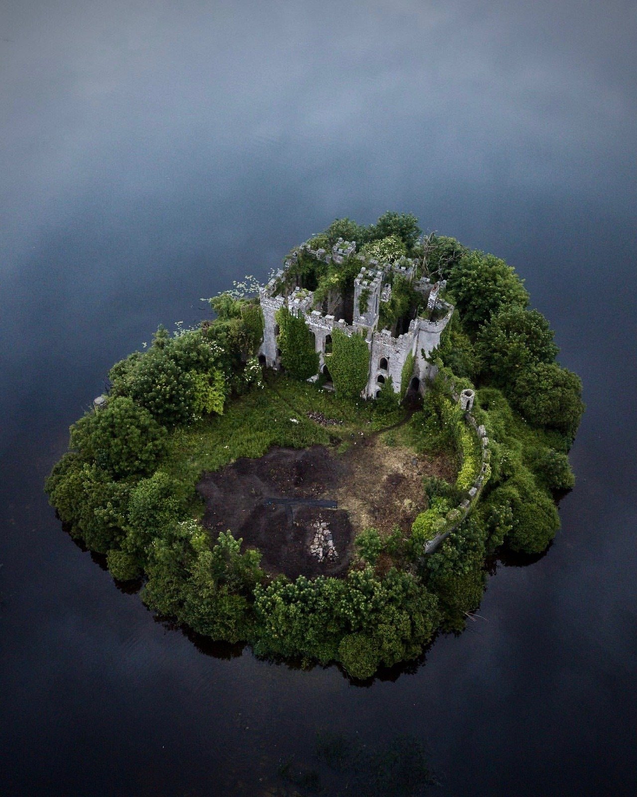 People live on islands. Замок MACDERMOTTS Ирландия. Заброшенный замок МАКДЕРМОТТ В Ирландии. Замок МАКДЕРМОТТ на острове Касл Айленд,. Замок МАКДЕРМОТТ Ирландия заброшенный на острове.