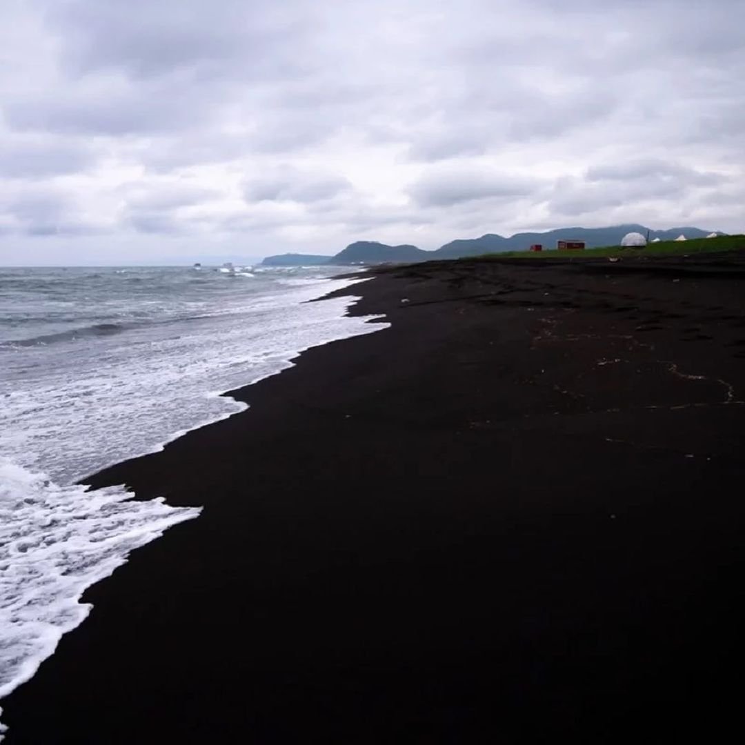 Черный пляж в Дагестане