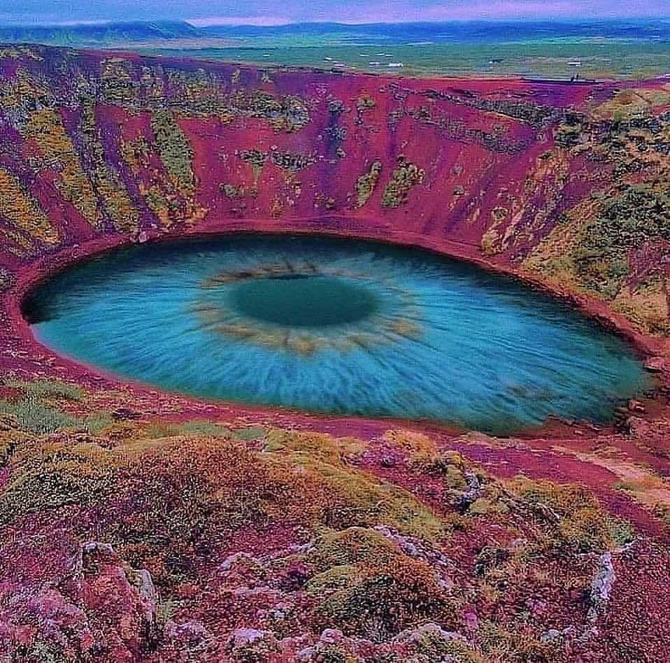 Самый крупный кратер на земле. Кратер Керид Исландия. Озеро Керид Исландия. Рейкьявик Кратерное озеро Керид. Кратер вулкана Керид в Исландии..