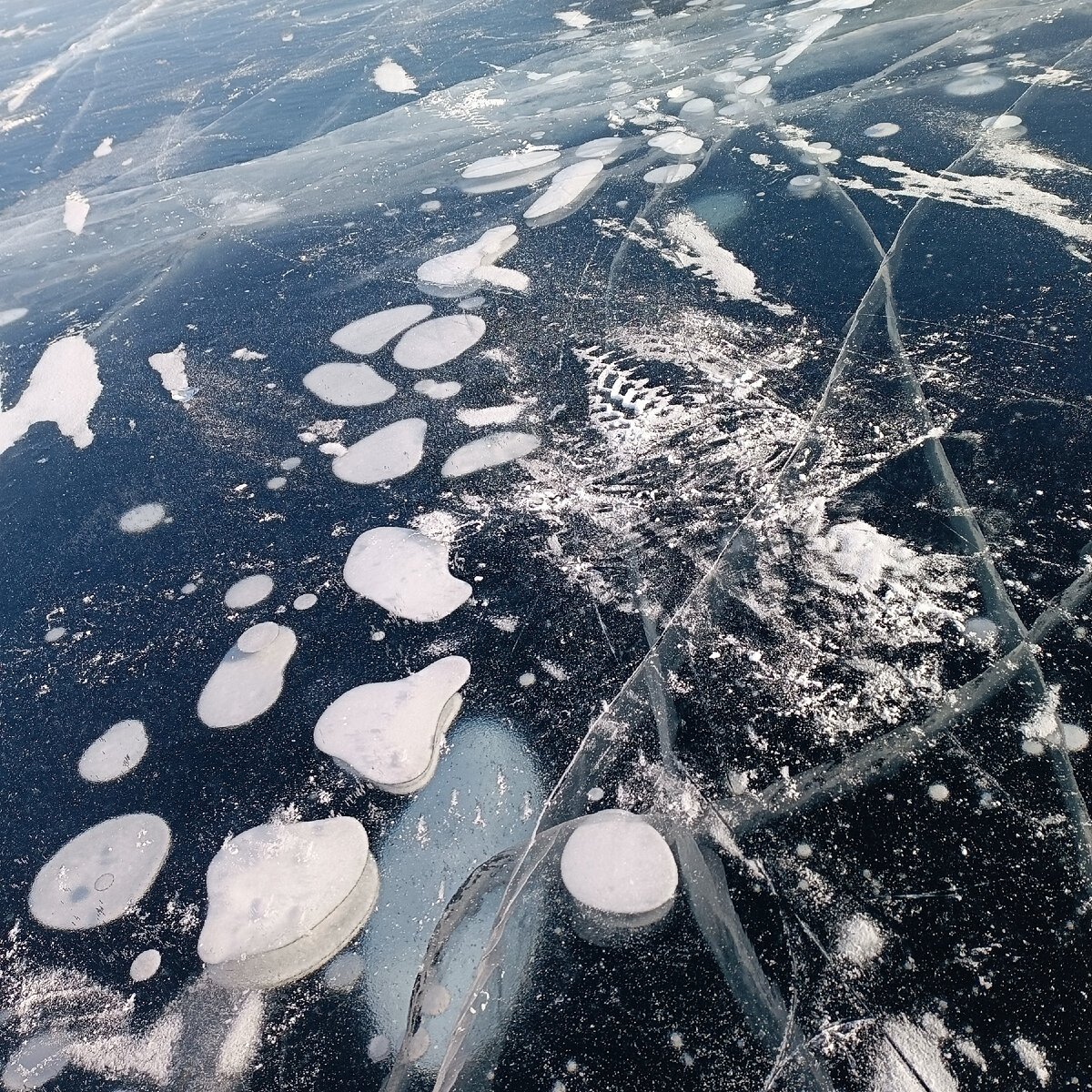 Пузырьки на байкале. Метановые пузыри на Байкале. Лед с пузырьками на Байкале. Пузыри во льду Байкала.