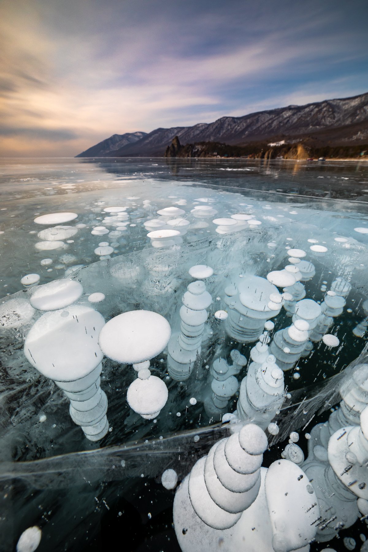 Пузырьки на байкале. Метановые пузырьки на Байкале. Голоустное Байкал пузырьки. Метановые пузыри на Байкале. Голоустное пузырьки Байкал зимой.