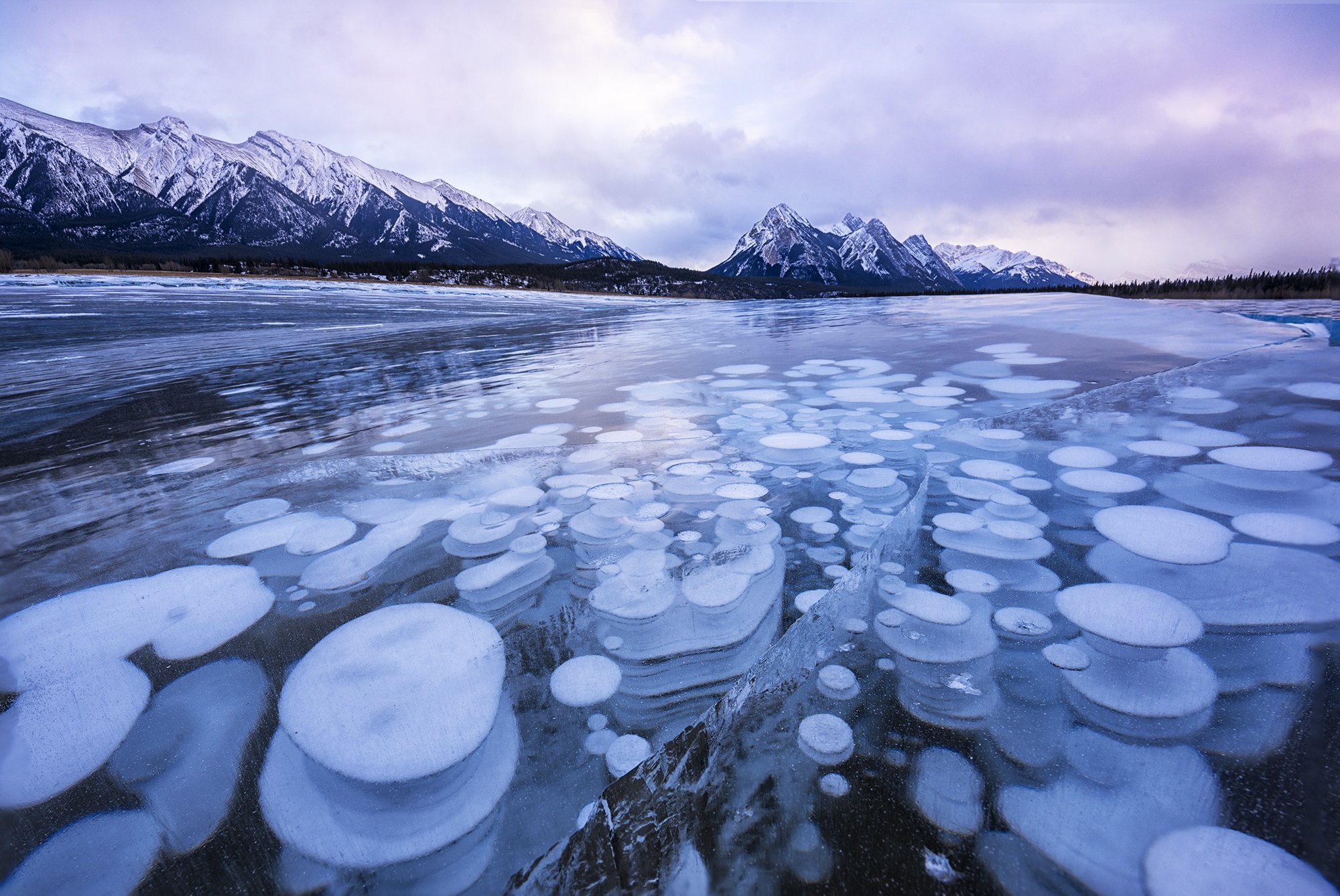 Пузырьки на байкале. Озеро Клилук Канада. Озеро Эйбрахам в Канаде. Ледяные пузыри озера Абрахам Канада.