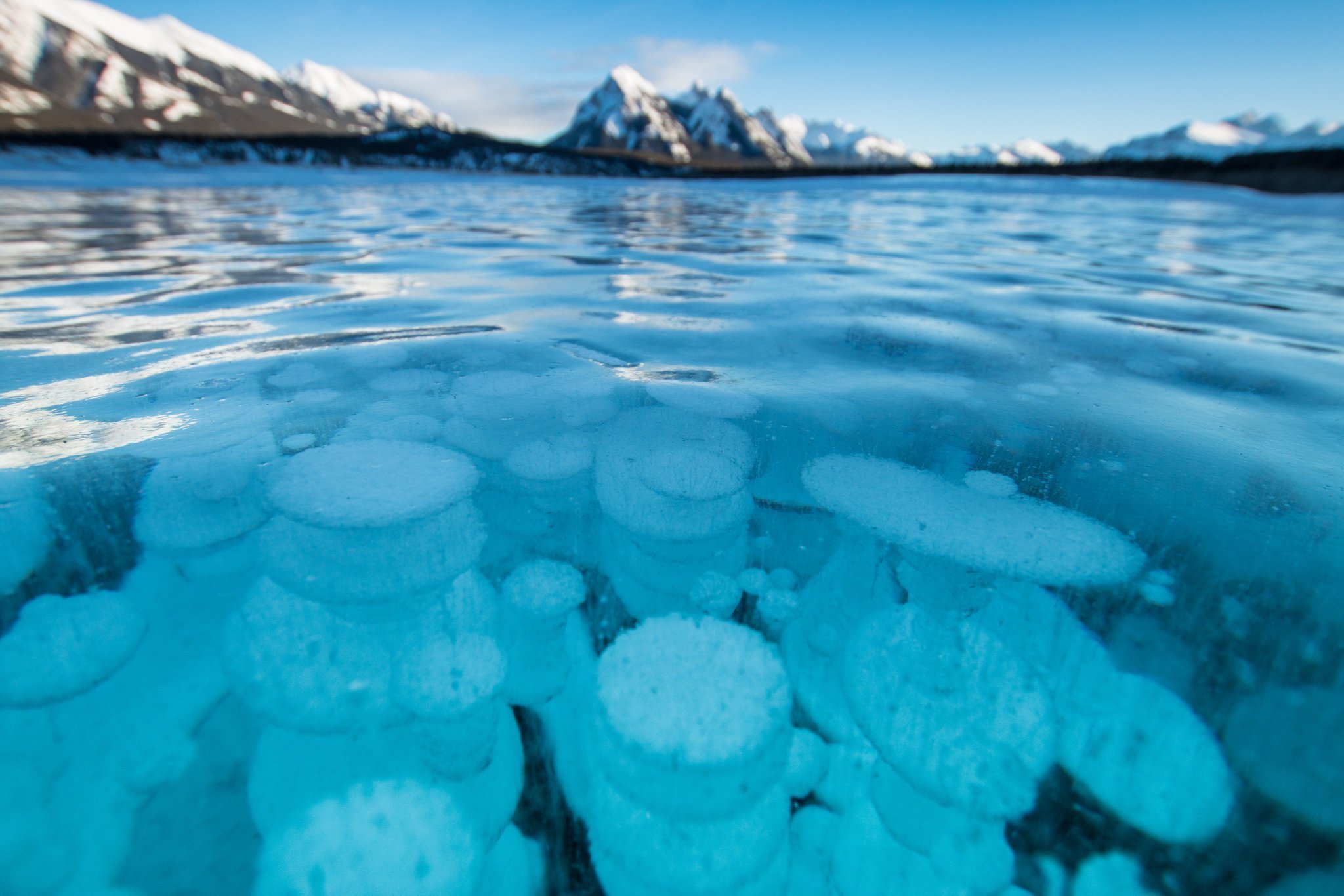 Лед на дне озера. Метановые пузырьки на Байкале. Метановые пузыри на Байкале. Метановые пузыри во льду Байкала. Метан на Байкале.