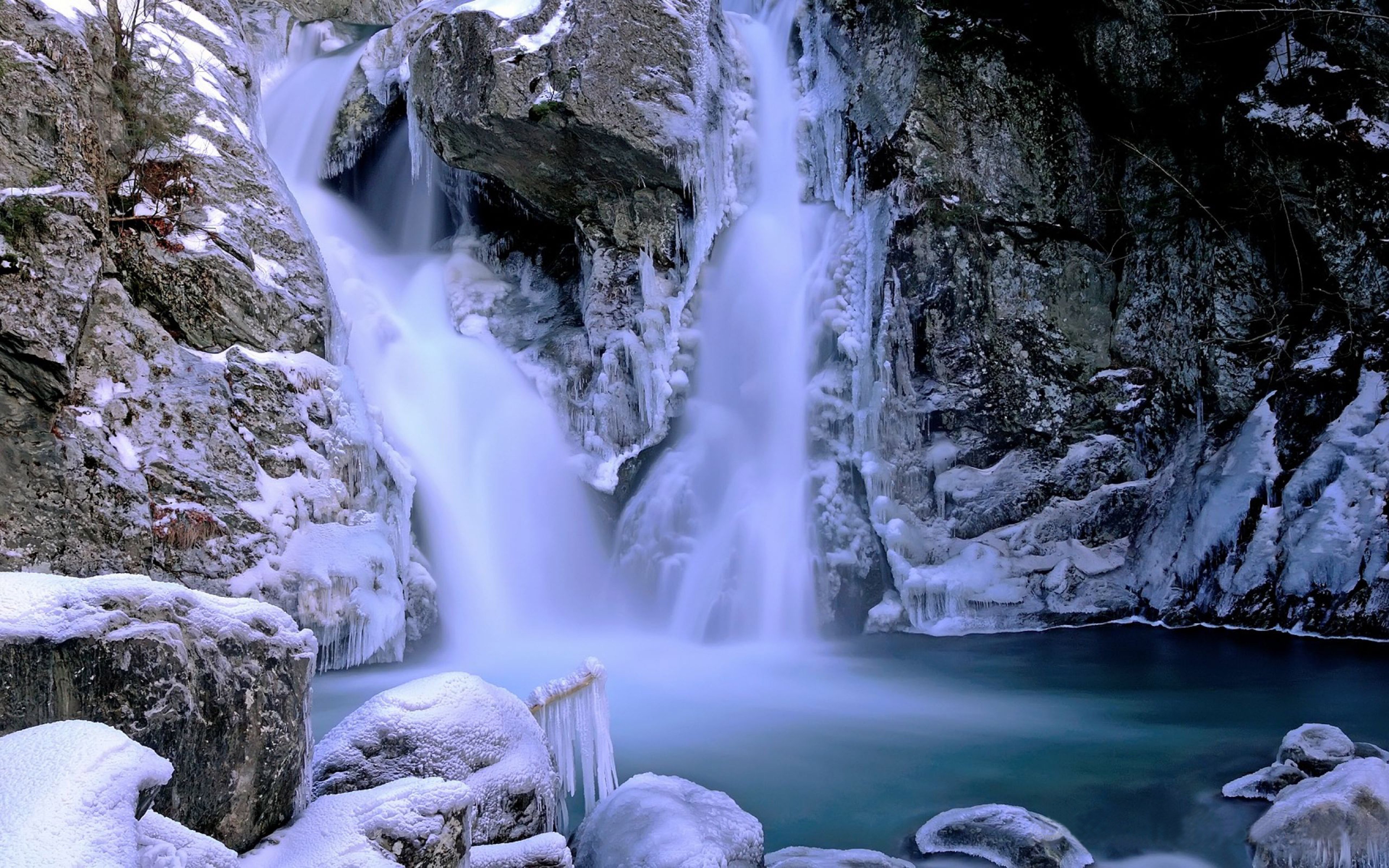 Зима фото водопад. Замерзший водопад Abiqua, Орегон США. Чегемские водопады. Агурские водопады зимой. Водопад Сноквалми.
