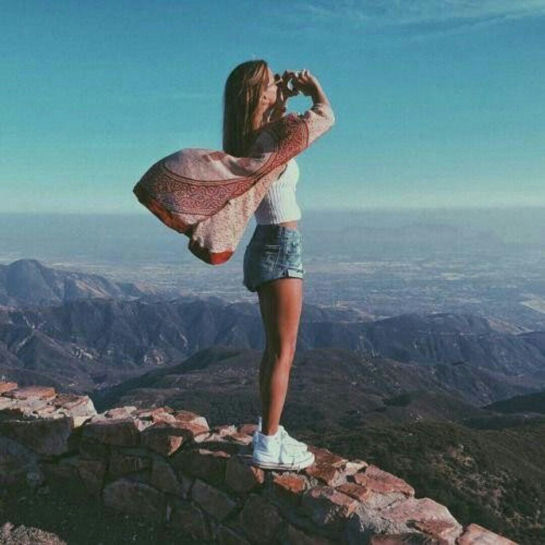 Счастливая девушка в горах
