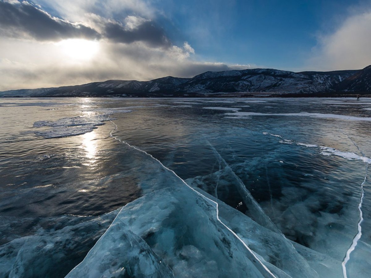 Лед Байкала Торосы. Наплески на Байкале. Ледяные наплески на Байкале. Байкал зимой Торосы. Озеро сковано льдом