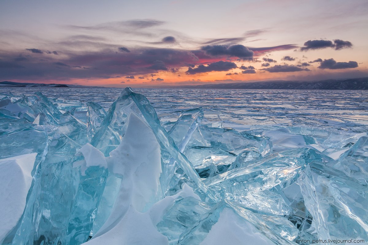 Озеро Байкал лед сопки