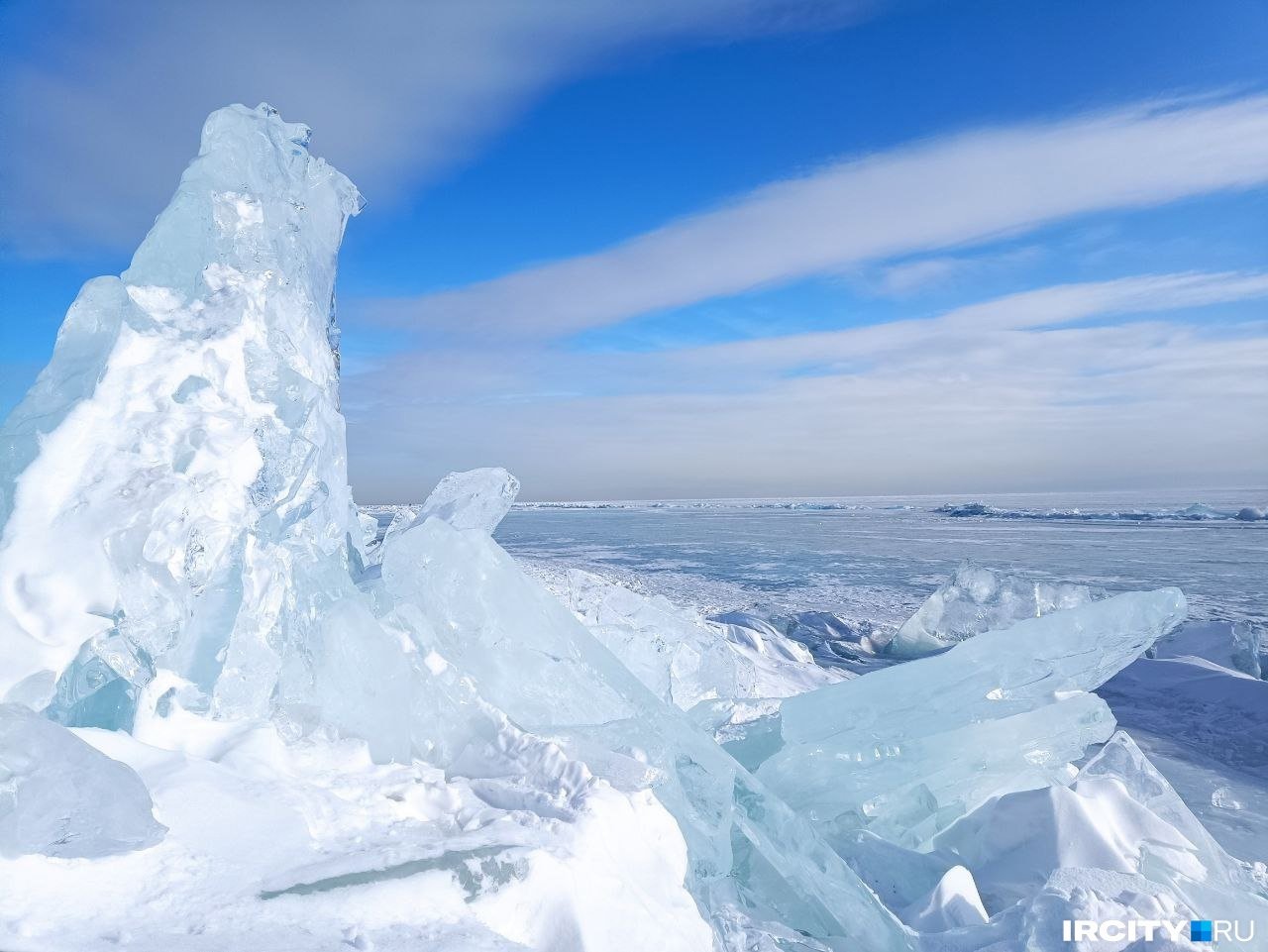 Трещина на байкале. Торосы на Байкале. Kbcndzyrf KTL. Байкал трещины на льду. Лед в большом Голоустном.