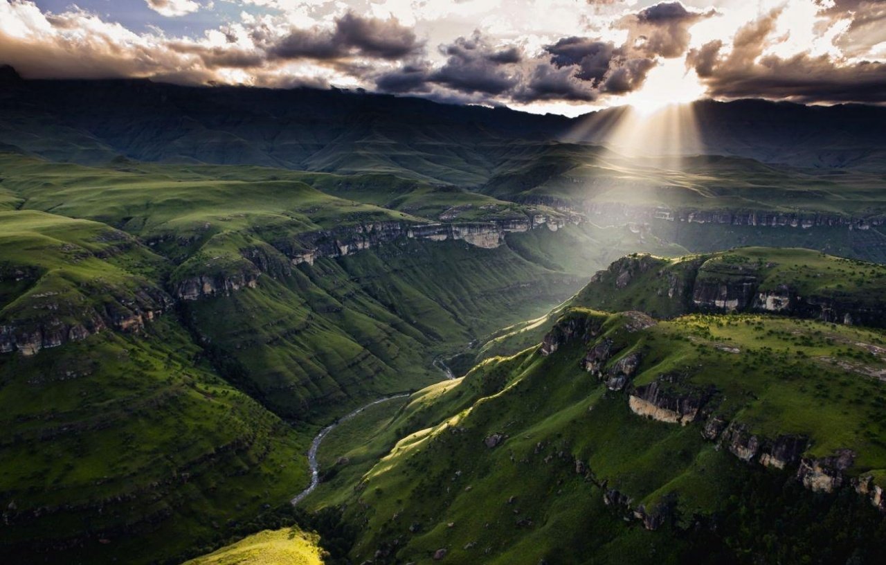 Драконовы горы ЮАР. Тхабана-Нтленьяна Драконовы горы. Драконовы горы Лесото. Драконовые горы Drakensberg.