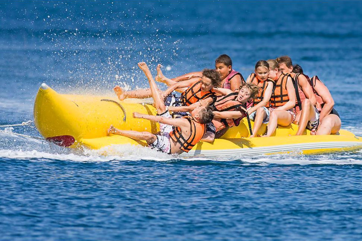 Суета на банане. Летние водные развлечения. Катание на банане. Водные развлечения на пляже. Прокатиться на банане.