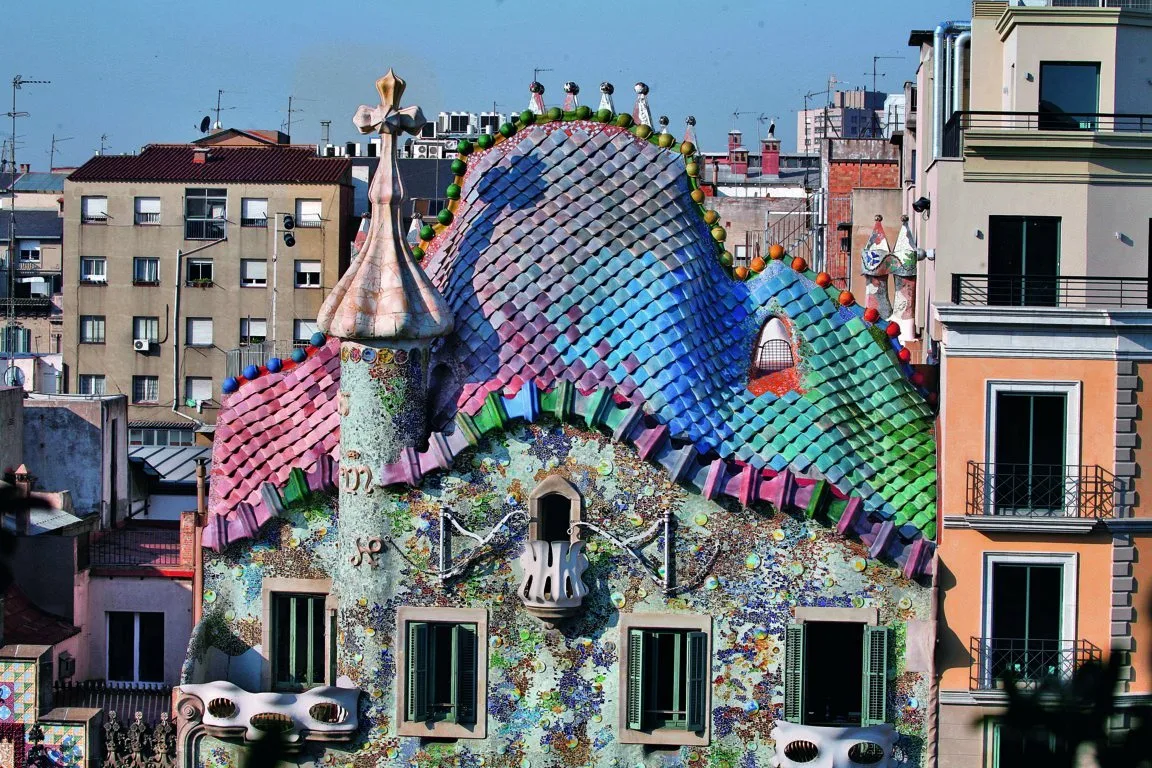 Творения гауди. Антонио Гауди Батло. Антонио Гауди архитектура Барселоны. Архитектор Гауди Барселона. Здания Антонио Гауди в Барселоне.