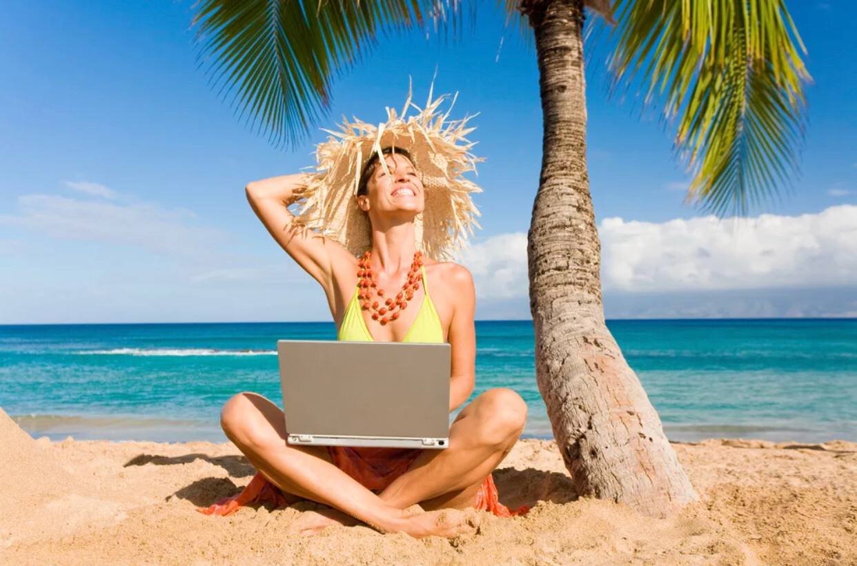 Управление из любой точки. С ноутбуком на пляже. Человек с ноутбуком под пальмой. Ноутбук на берегу моря. Девушка с ноутбуком на пляже.