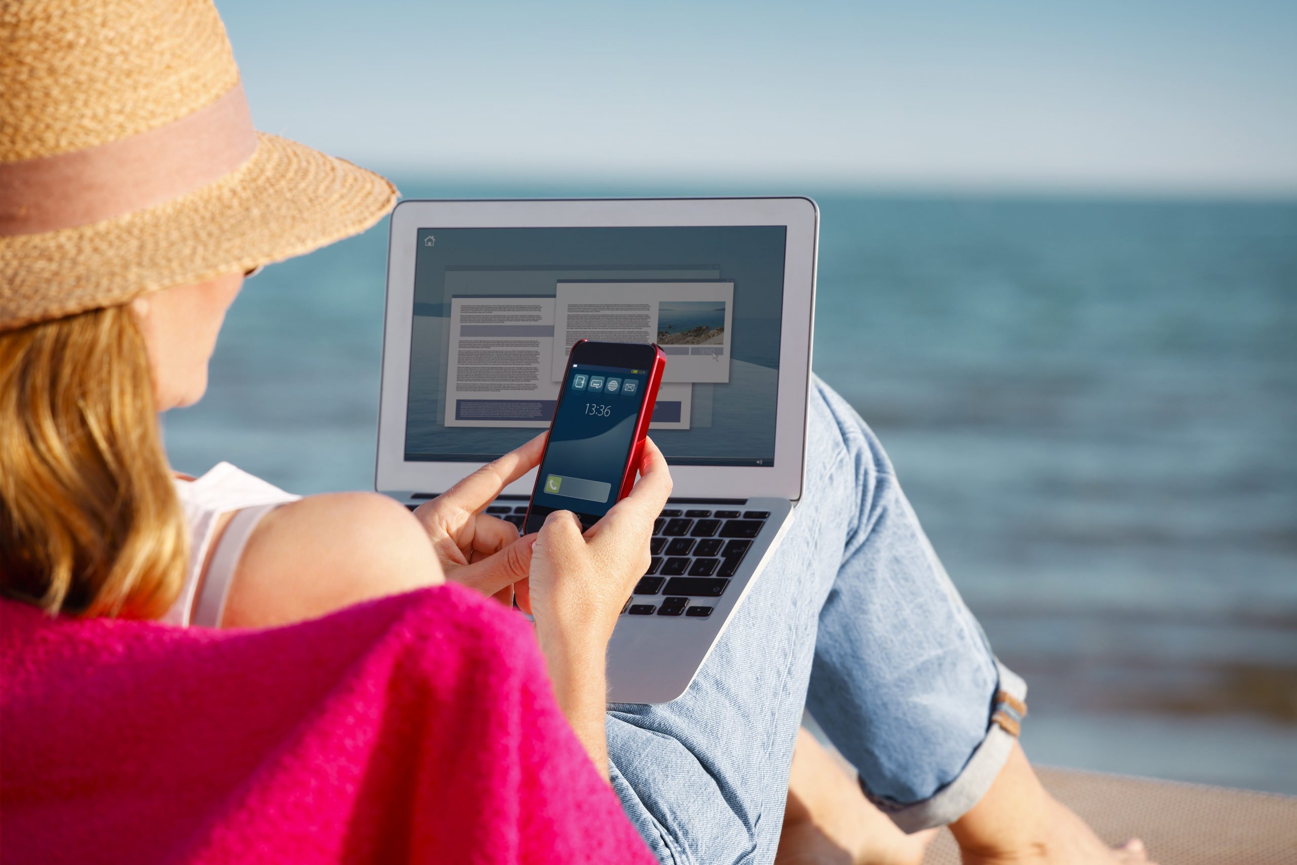 Телефон на пляже. С ноутбуком на пляже. Женщина на пляже с телефоном. Работа на пляже с телефоном. Travel related