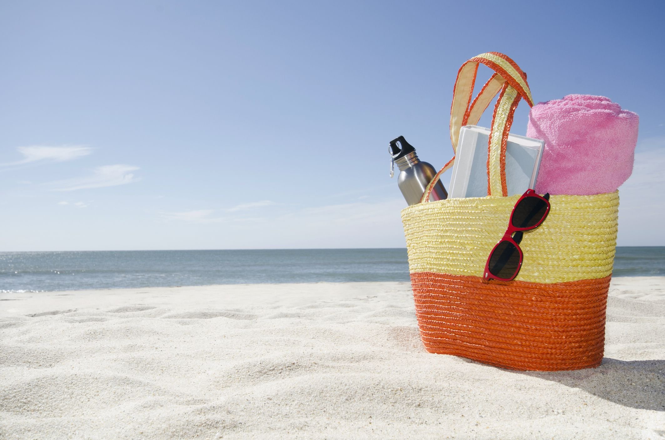 Пляжная сумка. Стильная пляжная сумка. Модные пляжные сумки. Сумка корзинка. Какие предметы на пляже