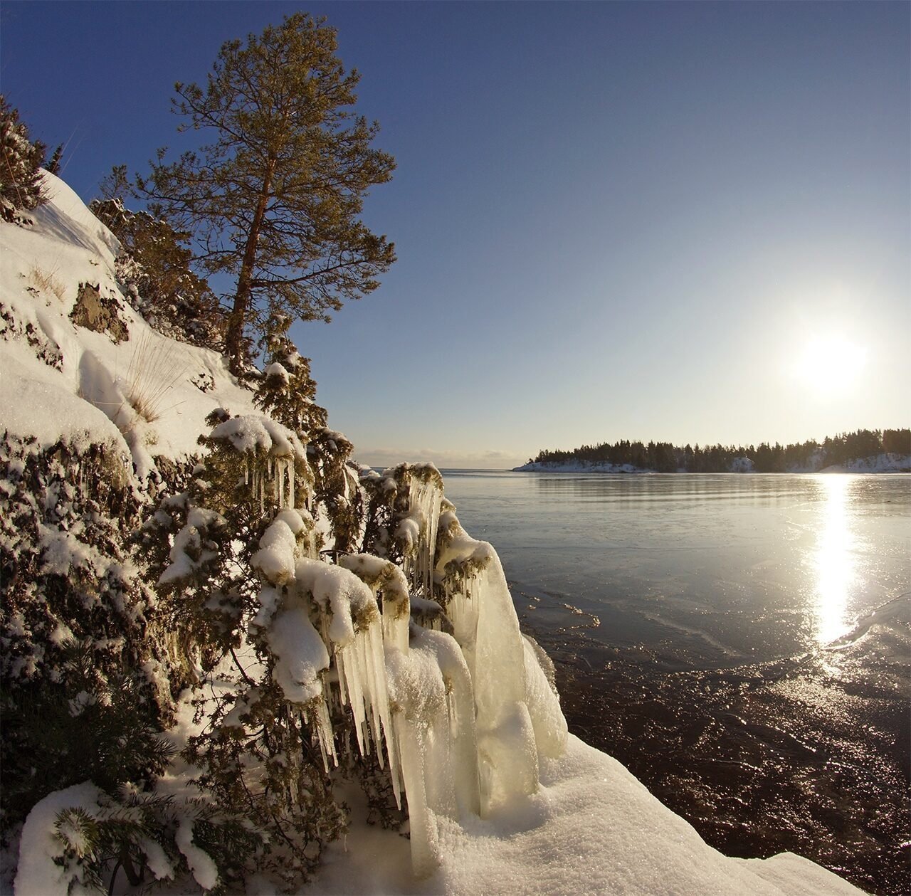 Озеро Карелия зима. Залив Кирьявалахти Карелия зимой. Карелия Ладожское озеро зима. Зимняя Карелия Ладога. Самые теплые места зимой