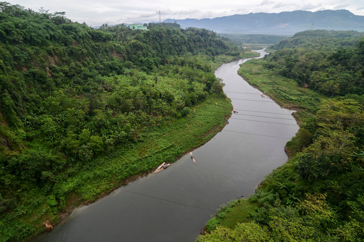 Мусорная река в Индонезии
