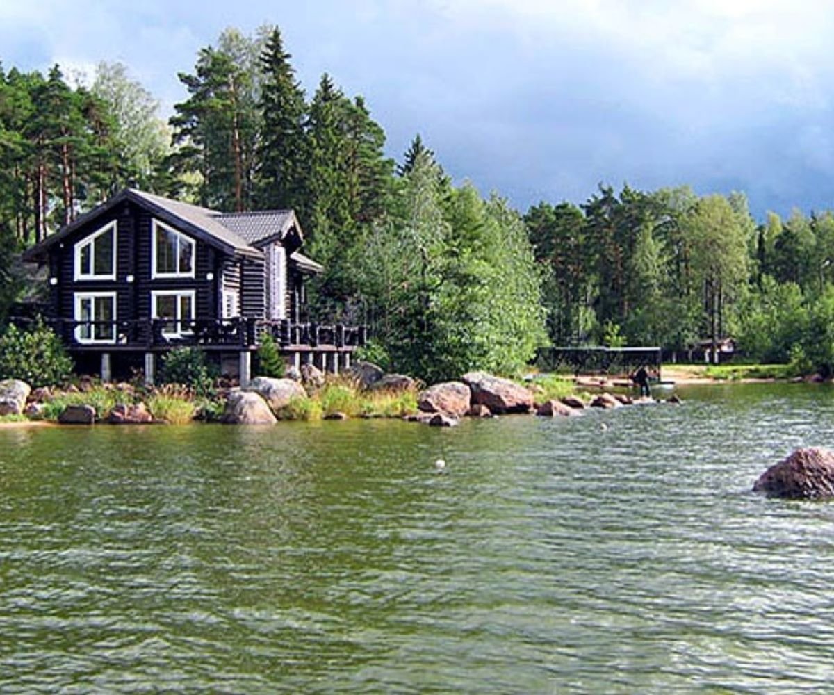 Дом на берегу озера или реки
