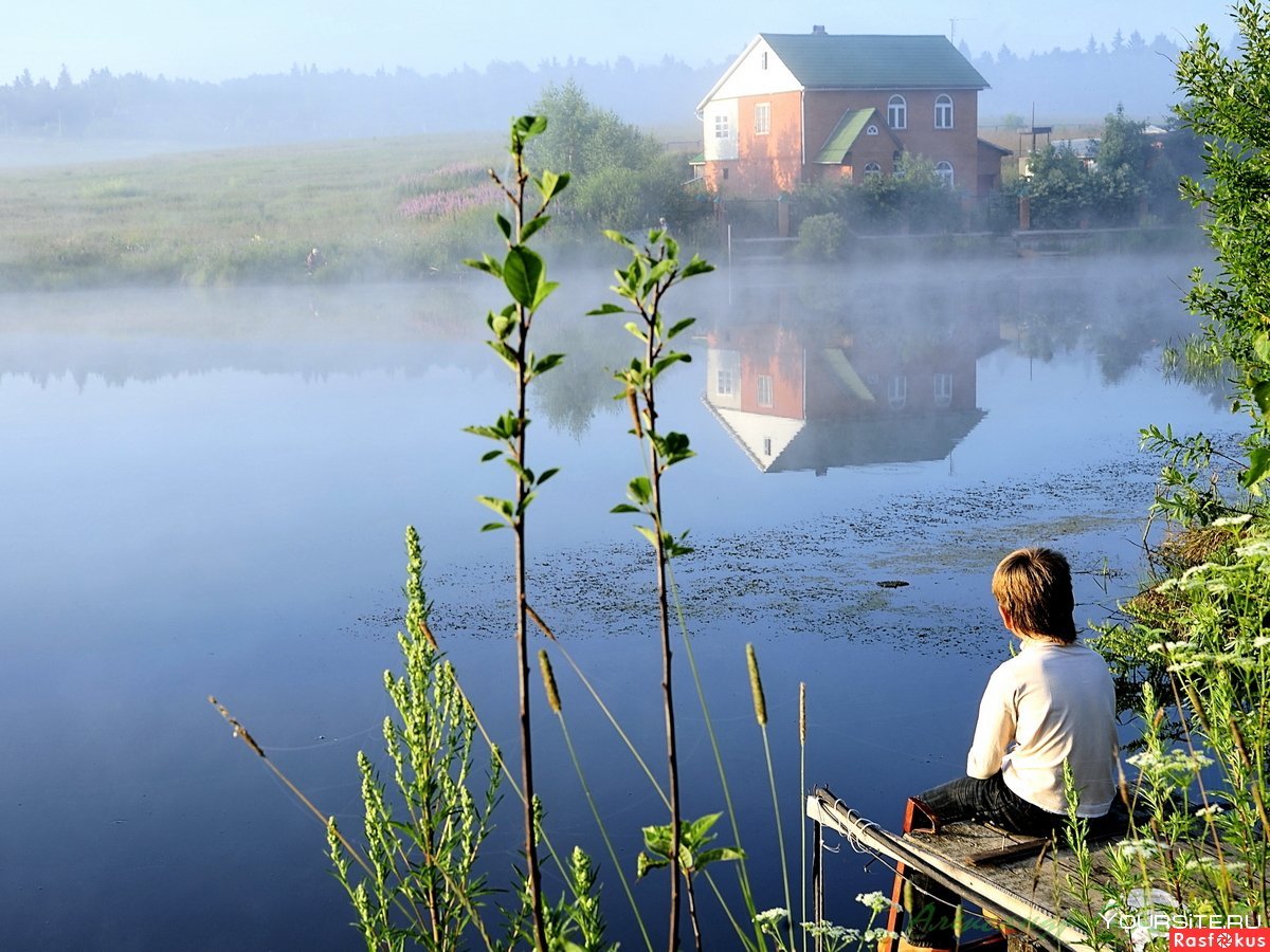 Утро в деревне у озера