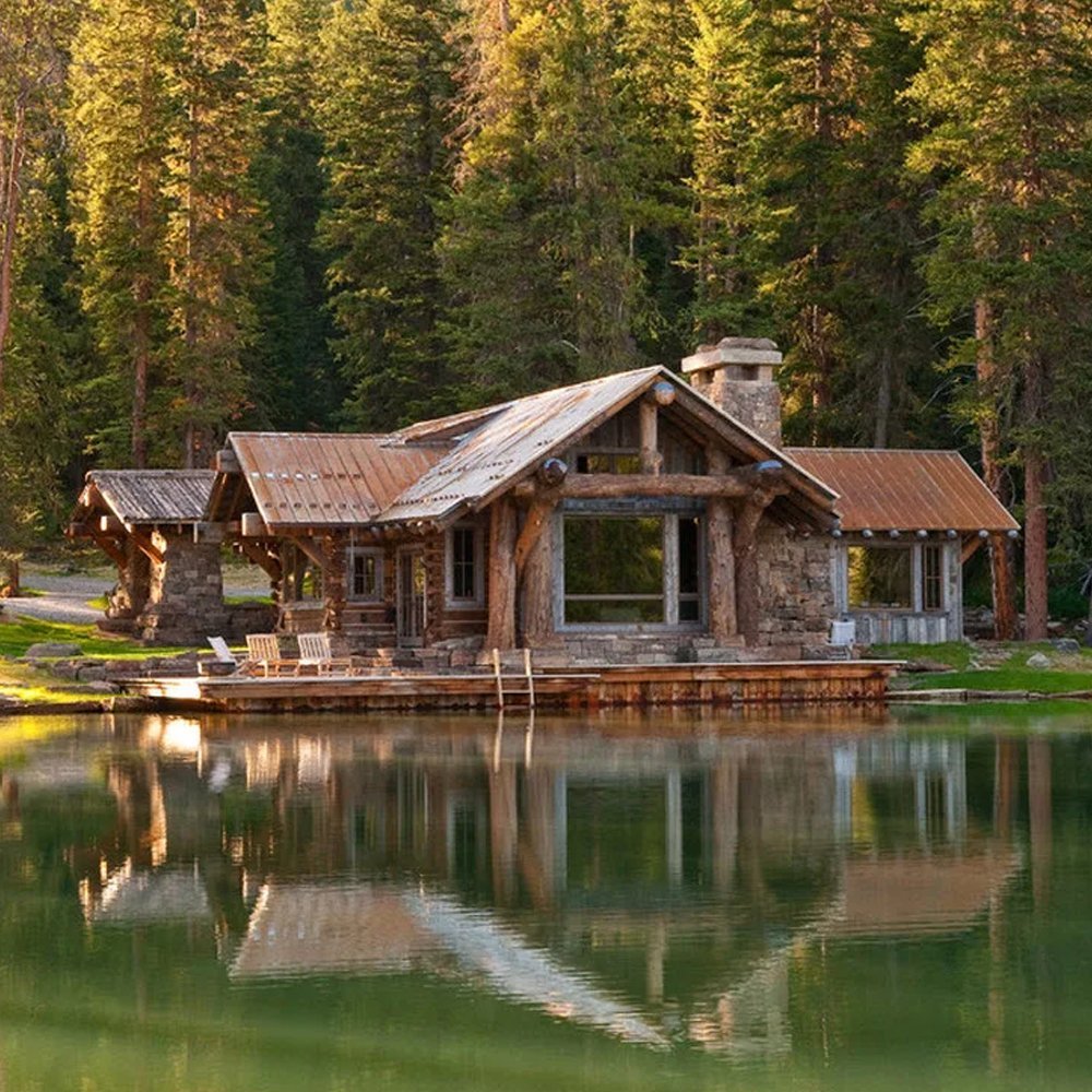 Деревянный домик на берегу озера