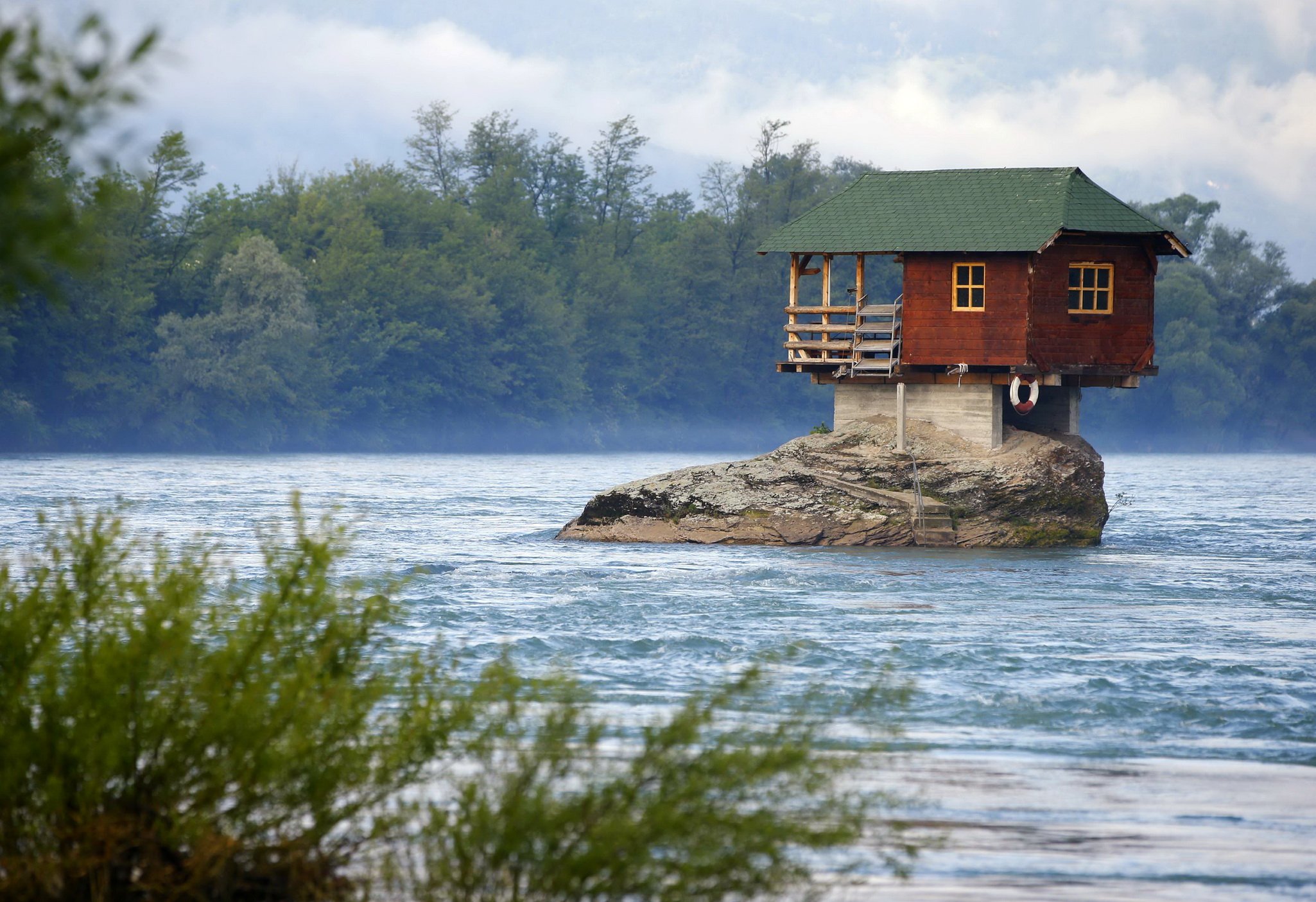 Красивые дома на воде. Дом-отшельник на реке Дрина (Сербия). Дом на реке Дрина в Сербии. Домик на Дрине в Сербии. Дом на скале река Дрина.