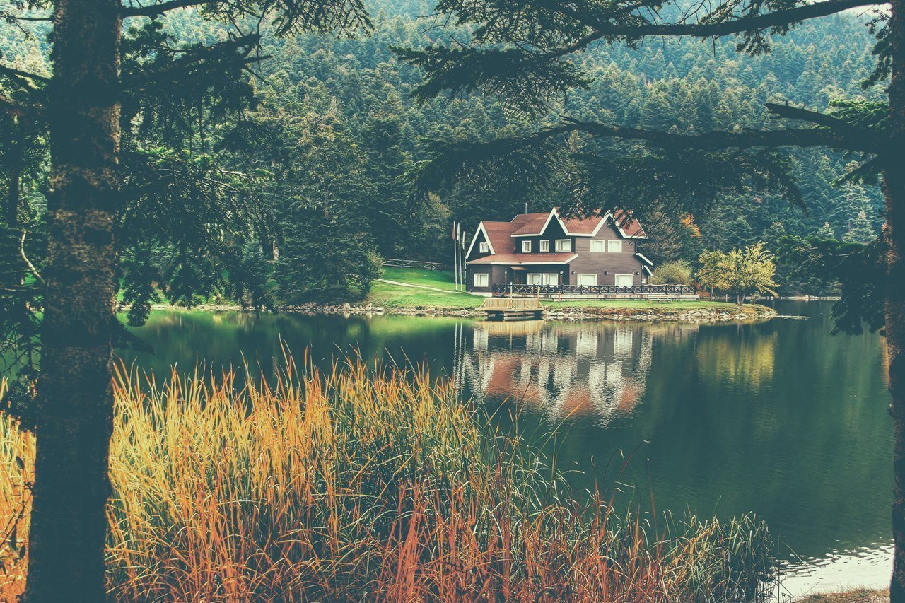 Красивые дома у озера. Дом у озера штат Монтана. Онтарио Канада коттеджи у озера. Дом Канада Онтарио у озера. Вермонт дом у озера.