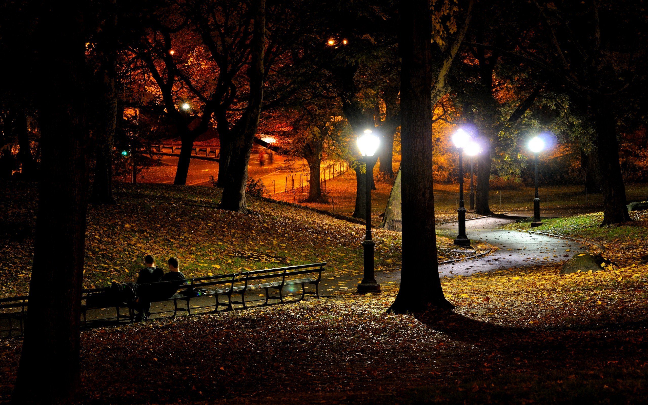 Засыпает в парке вечер. Кагальник парк ночью. Ночной парк Красноперекопска. Осенний вечер. Вечерний осенний парк.