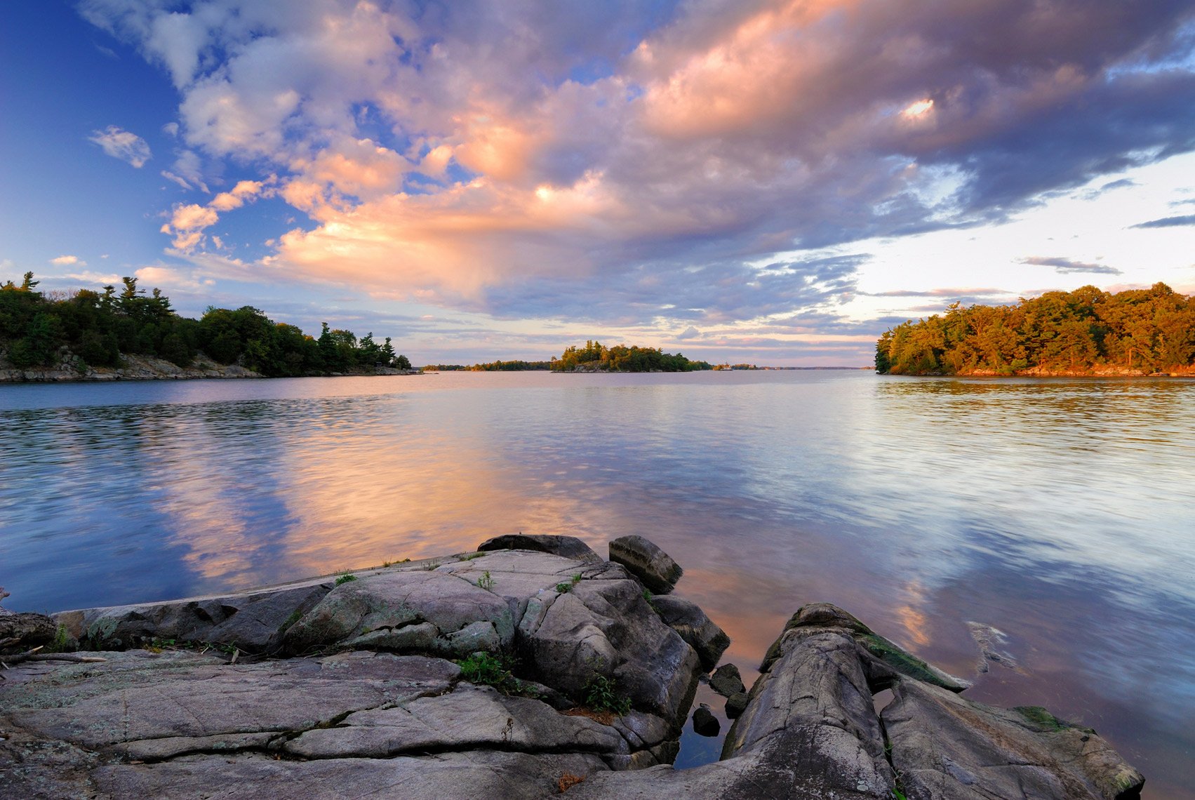 Глубина озера онтарио. Озеро Онтарио. Озеро Онтарио Северная Америка. Озеро Онтарио Канада. Озеро Гурон Канада.