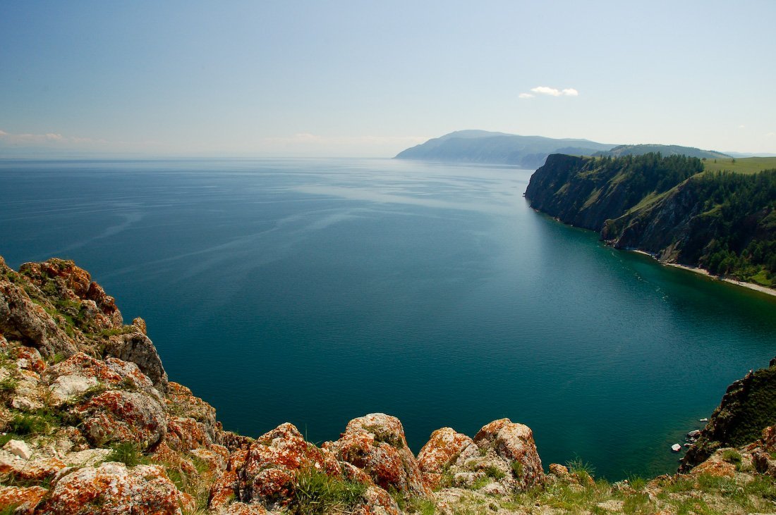 Самого глубокого озера в мире. Озеро Байкал Жемчужина. Озеро Байкал, Восточная Сибирь. Байкал пресноводное озеро. Озеро Байкал Жемчужина России.